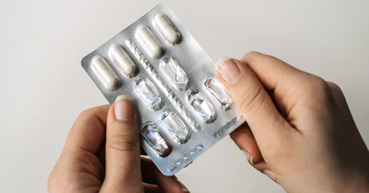 упаковка таблеток ибупрофена в руке